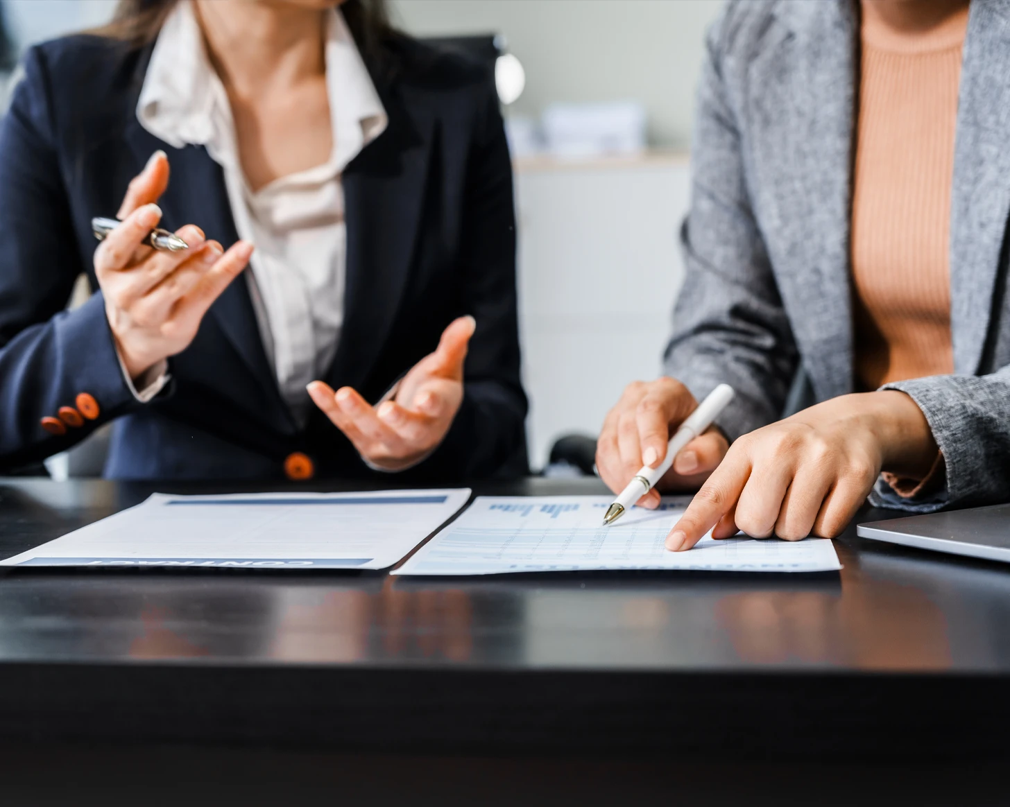 Fortalecemos tu cultura ética y protegemos tu reputación corporativa. Creamos mapas de riesgos penales, códigos éticos y canales de denuncia. Diseñamos formación y nombramos Compliance Officers para tu organización.