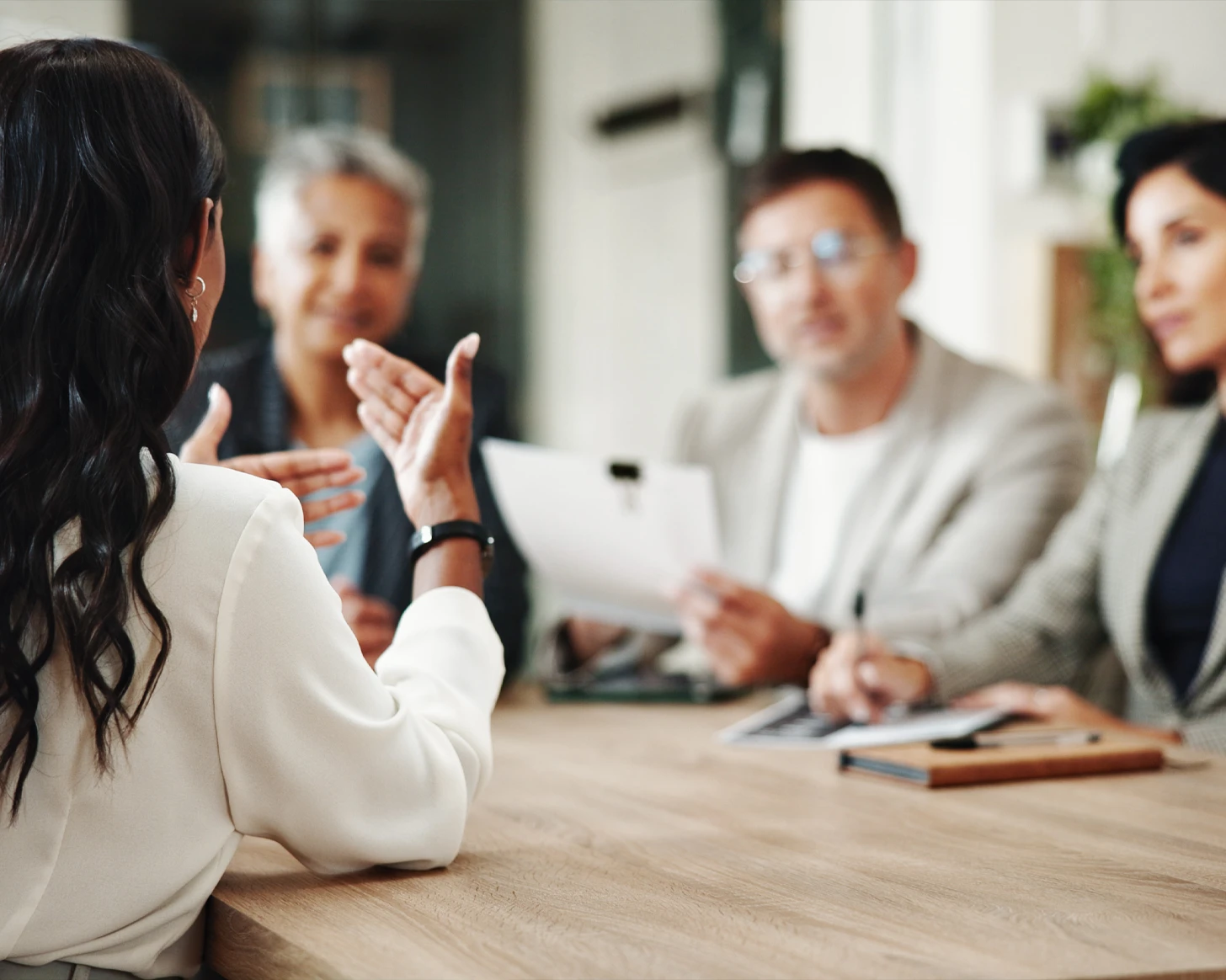 Brindamos asesoría jurídica integral para operar con seguridad en todos tus procesos. Redactamos contratos, defendemos en consumo y preparamos documentación para licitaciones. Garantizamos procesos legales sólidos y conformes a normativa.