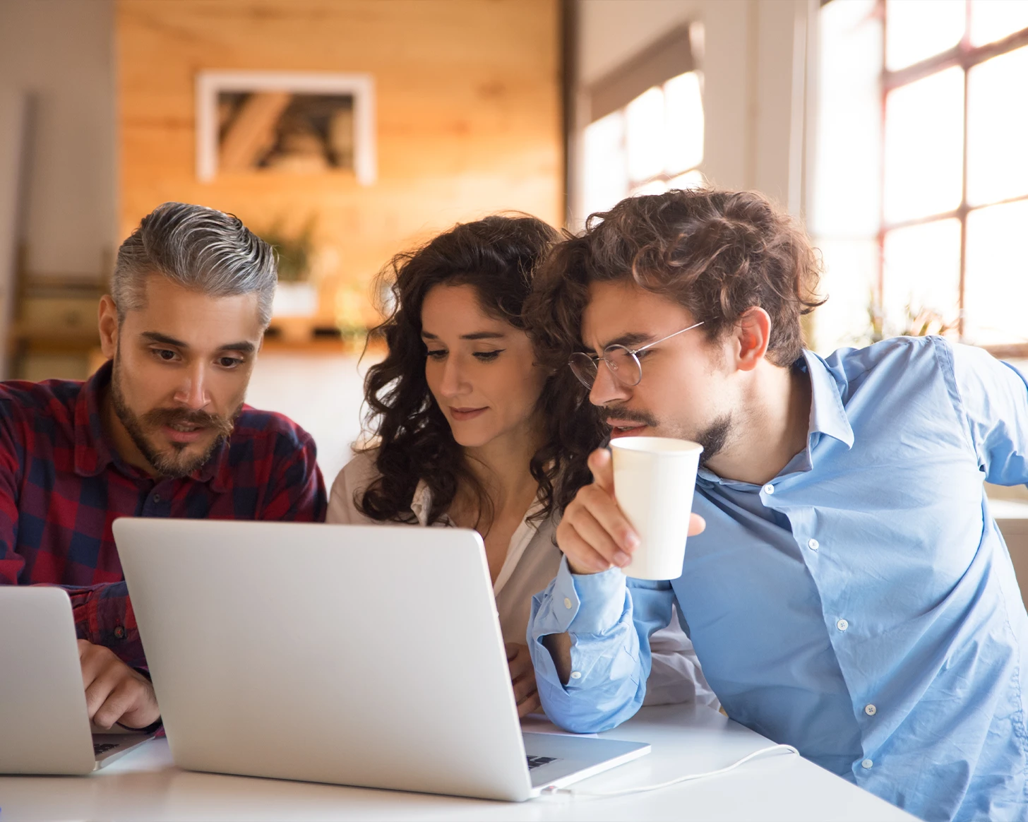 Formamos a tus equipos de marketing para diseñar estrategias más inteligentes con IA. Aprenderán a personalizar contenidos y automatizar campañas respetando siempre la privacidad del usuario.